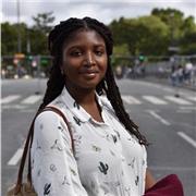 Etudiante de l'Ecole du Louvre donne cours